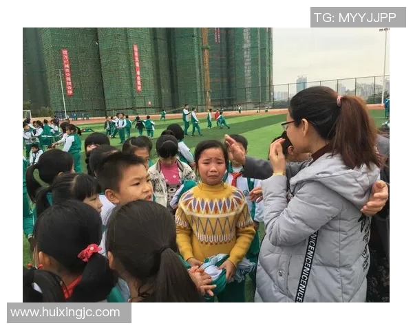 球星卡与布景足球融合展现运动激情与收藏艺术的独特魅力